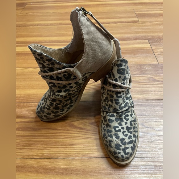 Buckle Spartan Leopard  Women’s Print  Ankle Boot Size 7 - Picture 1 of 7
